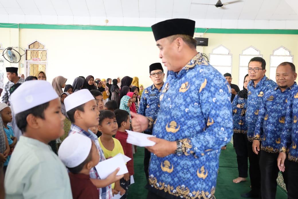 Bupati Madina saat menyantuni anak yatim.(Waspada /Sarmin Harahap)