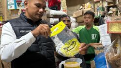 Personel Satreskrim Polres Aceh Tamiang saat mengecek takaran minyak goreng merk Kita di pasar kota Kualasimpang, Aceh Tamiang. (Waspada/Yusri).