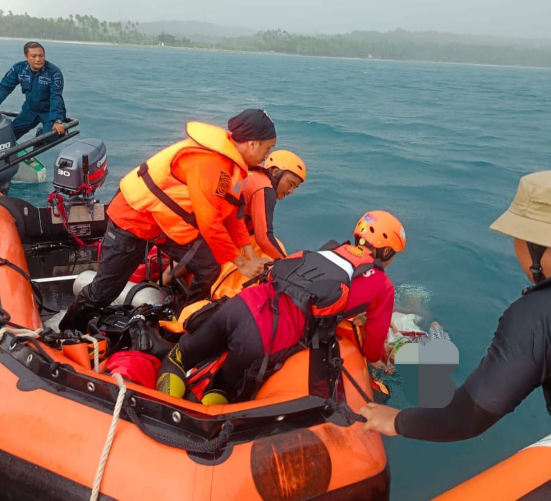 Seorang nelayan tradisional asal Desa Hilisataro Raya yang dilaporkan hilang terseret arus saat memancing di sekitar pesisir Pantai Desa Bawonifaoso, Kecamatan Telukdalam akhirnya ditemukan oleh Tim SAR gabungan dalam kondisi meninggal dunia, Senin (17/3). Waspada/Ist