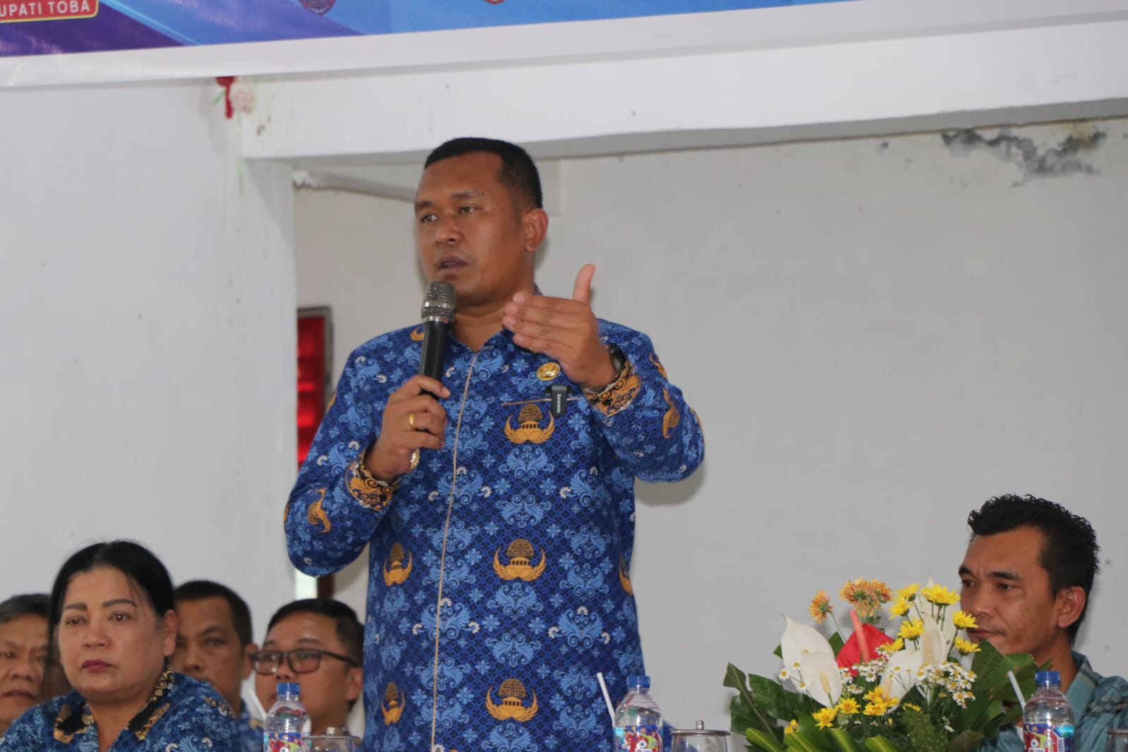 Bupati Toba, Effendi SP. Napitupulu saat menghadiri Musrembang kecamatan Tampahan, Senin (17/3). Waspada/Ist