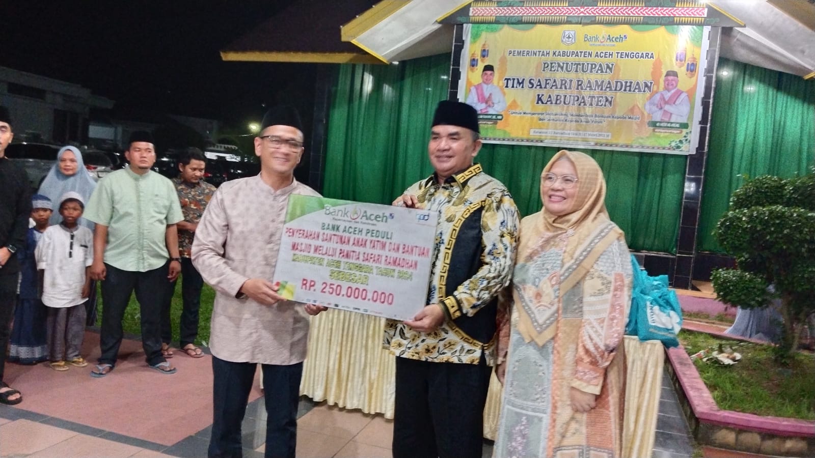 Bupati Agara, Salim Fakhry menerima dana bantuan untuk anak yatim dan masjid. Waspada/Seh Muhammad Amin