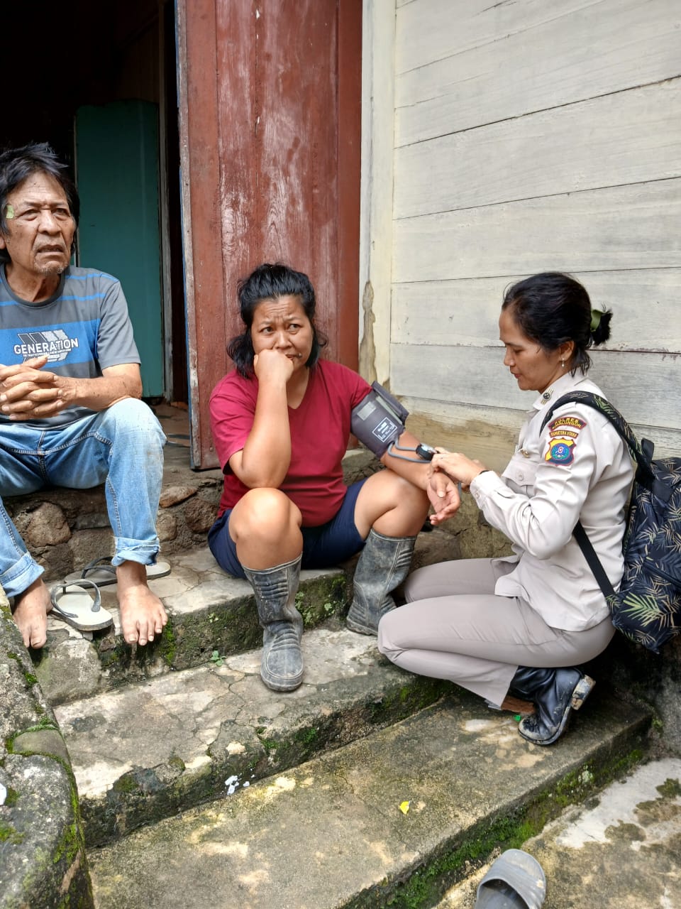 Tim Dokkes Polres Simalungun Beri Layanan Kesehatan Korban Banjir Di Parapat