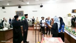 Ketua DPRK Langsa, Melvita Sari SAB saat melantik anggota DPRK Langsa, Ridwan sebagai PAW sisa masa jabatan tahun 2024-2029 menggantikan Jeffry Santana, di ruang DPRK Langsa, Senin (17/3). Waspada/Munawari