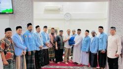 Sekretaris Umum BKPRMI Aceh Timur, H Muhammad Ishak, menyerahkan mushaf ke Manager Relition & Scerurty PT Medco EP Malaka, Hendarsyah, disela-sela Silaturahmi Ramadan BKPRMI Aceh Timur 1446 H di Masjid Baiturrahman CPP Blok A PT Medco EP Malaka EP Blang Nisam, Indra Makmu, Minggu (16/3) malam. Waspada/Musyawir