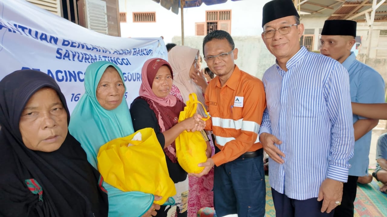 General Manager Operations & Deputy Director Operations PT Agincourt Resources, Rahmat Lubis, (2 kanan) dan Bupati Tapanuli Selatan, Gus Irawan Pasaribu, ( kanan) menyerahkan bantuan kepada warga korban banjir di Desa Silaiya, Kecamatan Sayur Matinggi, Tapanuli Selatan, Minggu (16/3/2025). Wadpada/ist.