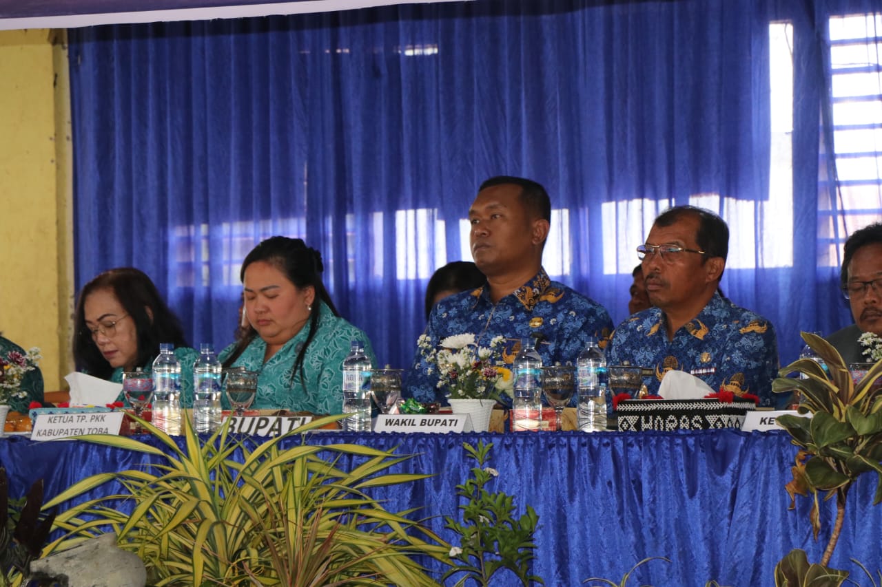 Bupati Toba, Effendi SP. Napitulu bersama Wabup, Audi Murphy O. Sitorus, Ketua DPRD Toba, Frans Hendrik Tambunan, Ketua TP-PKK Kabupaten Toba, Ny Astita Effendi Napitupulu dan Wakilnya Ny Riama Audi Murphy Sitorus saat menghadiri Musrembang Kecamatan Balige, Senin (17/3). Waspada/Ist