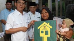 Bupati Tapsel Gus Irawan Pasaribu serahkan bantuan rehab rumah ke warga Kecamatan Sayurmatinggi. (Waspada/Sukri Falah Harahap)