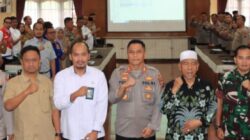 Kapolres Pematangsiantar AKBP Yogen Heroes Baruno (enam kiri) pose bersama peserta Rakor lintas sektoral Operasi Ketupat Toba 2025 dalam pengamanan Hari Raya Idul Fitri 1445 H di aula Widya Satya Brata, Mapolres, Jl. Sudirman, Senin (17/3).(Waspada-Ist).