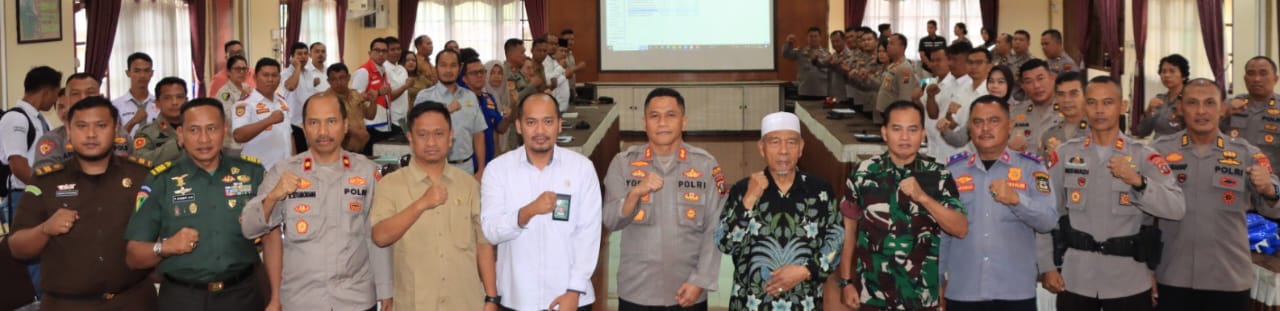 Kapolres Pematangsiantar AKBP Yogen Heroes Baruno (enam kiri) pose bersama peserta Rakor lintas sektoral Operasi Ketupat Toba 2025 dalam pengamanan Hari Raya Idul Fitri 1445 H di aula Widya Satya Brata, Mapolres, Jl. Sudirman, Senin (17/3).(Waspada-Ist).