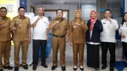 Wali Kota Wesly Silalahi dan Wakil Wali Kota Pematangsiantar Herlina (empat dan lima kiri) melaporkan SPT Pajak Pribadi tahun 2024 secara langsung ke KPP Pratama, Jl. Dahlia, Senin (17/3) dan pose bersama Kepala KPP Pratama Budiman Napitupulu (tiga kiri) dan lainnya usai melapor.(Waspada-Ist).