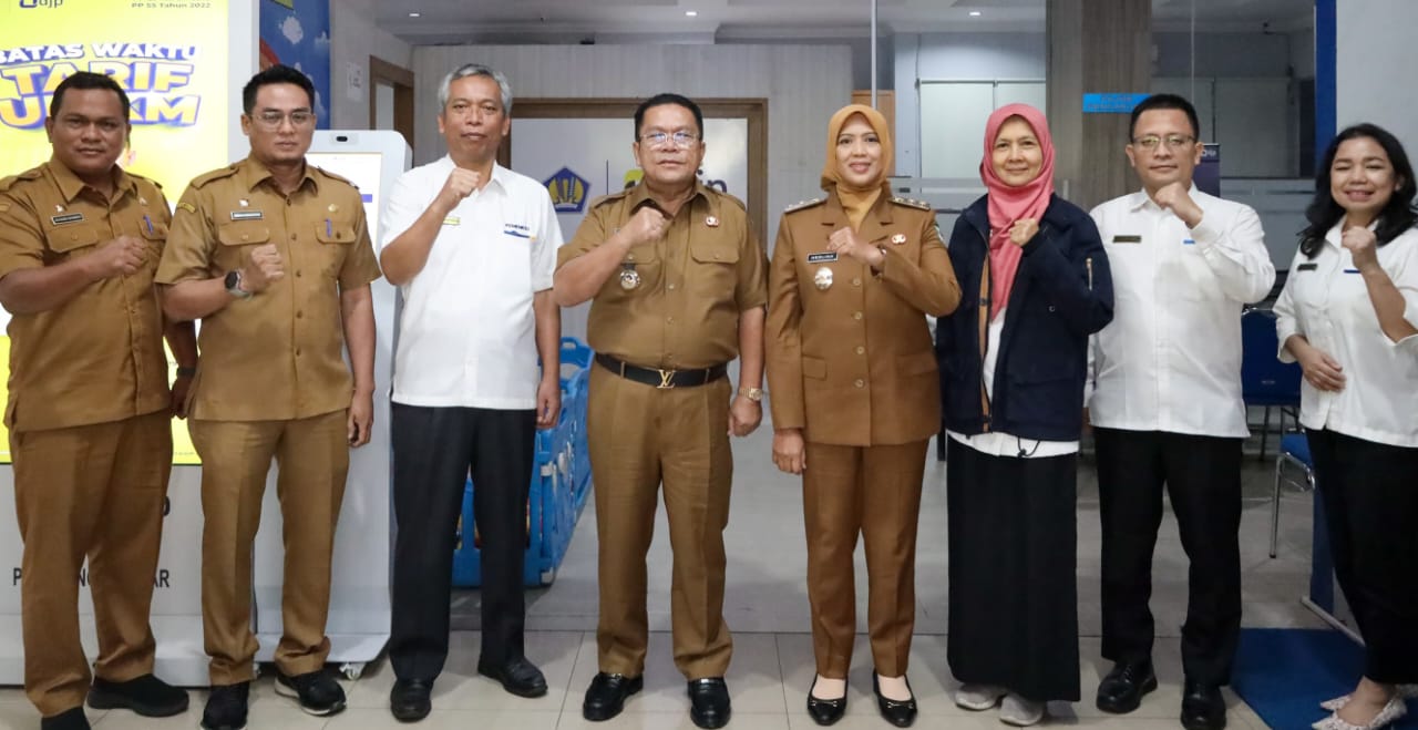 Wali Kota Wesly Silalahi dan Wakil Wali Kota Pematangsiantar Herlina (empat dan lima kiri) melaporkan SPT Pajak Pribadi tahun 2024 secara langsung ke KPP Pratama, Jl. Dahlia, Senin (17/3) dan pose bersama Kepala KPP Pratama Budiman Napitupulu (tiga kiri) dan lainnya usai melapor.(Waspada-Ist).