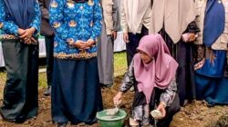 Wakil Wali Kota Pematangsiantar Herlina mewakili Wali Kota Wesly Silalahi meletakkan batu pertama pembangunan Ponpes Nurul Quran di Lingkungan I Sukamulia, Kel. Sinaksak, Kec. Tapian Dolok, Kab. Simalungun, Senin (17/3).(Waspada-Ist).