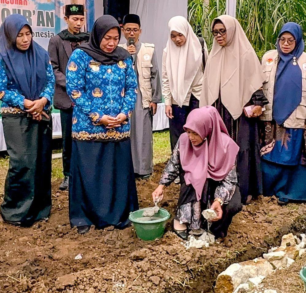 Wakil Wali Kota Pematangsiantar Herlina mewakili Wali Kota Wesly Silalahi meletakkan batu pertama pembangunan Ponpes Nurul Quran di Lingkungan I Sukamulia, Kel. Sinaksak, Kec. Tapian Dolok, Kab. Simalungun, Senin (17/3).(Waspada-Ist).