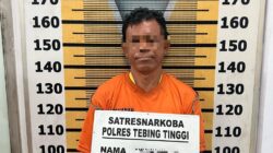 Pelaku K saat dipaparkan di gedung Sat Narkoba Polres Tebingtinggi. Waspada/Ist