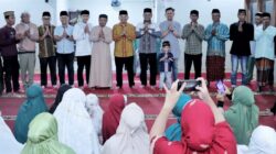 Bupati Simalungun Anton Saragih saat membersamai Tim Safari Ramadhan Pemkab Simalungun di Masjid Muhajirin Nagori Cingkes, Minggu (16/3) malam.(Waspada/ist).