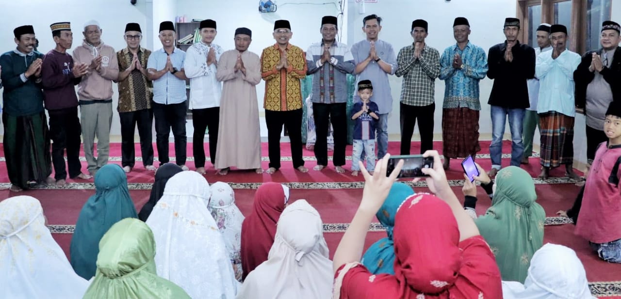 Bupati Simalungun Anton Saragih saat membersamai Tim Safari Ramadhan Pemkab Simalungun di Masjid Muhajirin Nagori Cingkes, Minggu (16/3) malam.(Waspada/ist).