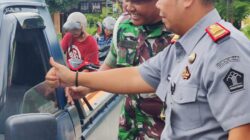 Kepala Rutan Tarutung, Evan Yudha Putra Sembiring bersama Komandan Subdenpom 1/2-2 Tarutung, Lettu CPM SA Rumahorbo membagikan takjil kepada masyarakat sekitar Masjid Syuhada Tarurung, Senin (17/3). Waspada/ist