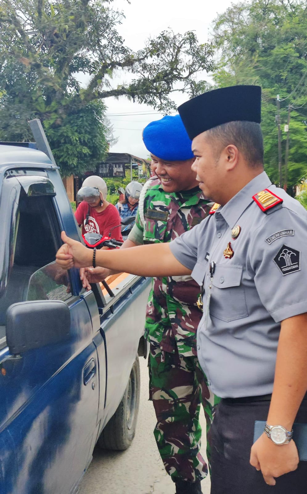 Kepala Rutan Tarutung, Evan Yudha Putra Sembiring bersama Komandan Subdenpom 1/2-2 Tarutung, Lettu CPM SA Rumahorbo membagikan takjil kepada masyarakat sekitar Masjid Syuhada Tarurung, Senin (17/3). Waspada/ist