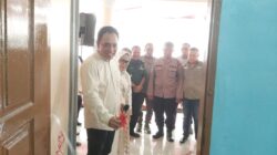 Pemred Waspada. id Hendra DS saat menggunting pita peresmian Kantor Biro Waspada id Binjai-Langkat di Sekretariat Jalan Sawo Kotamadya Binjai, Senin (17/3/25) sore.