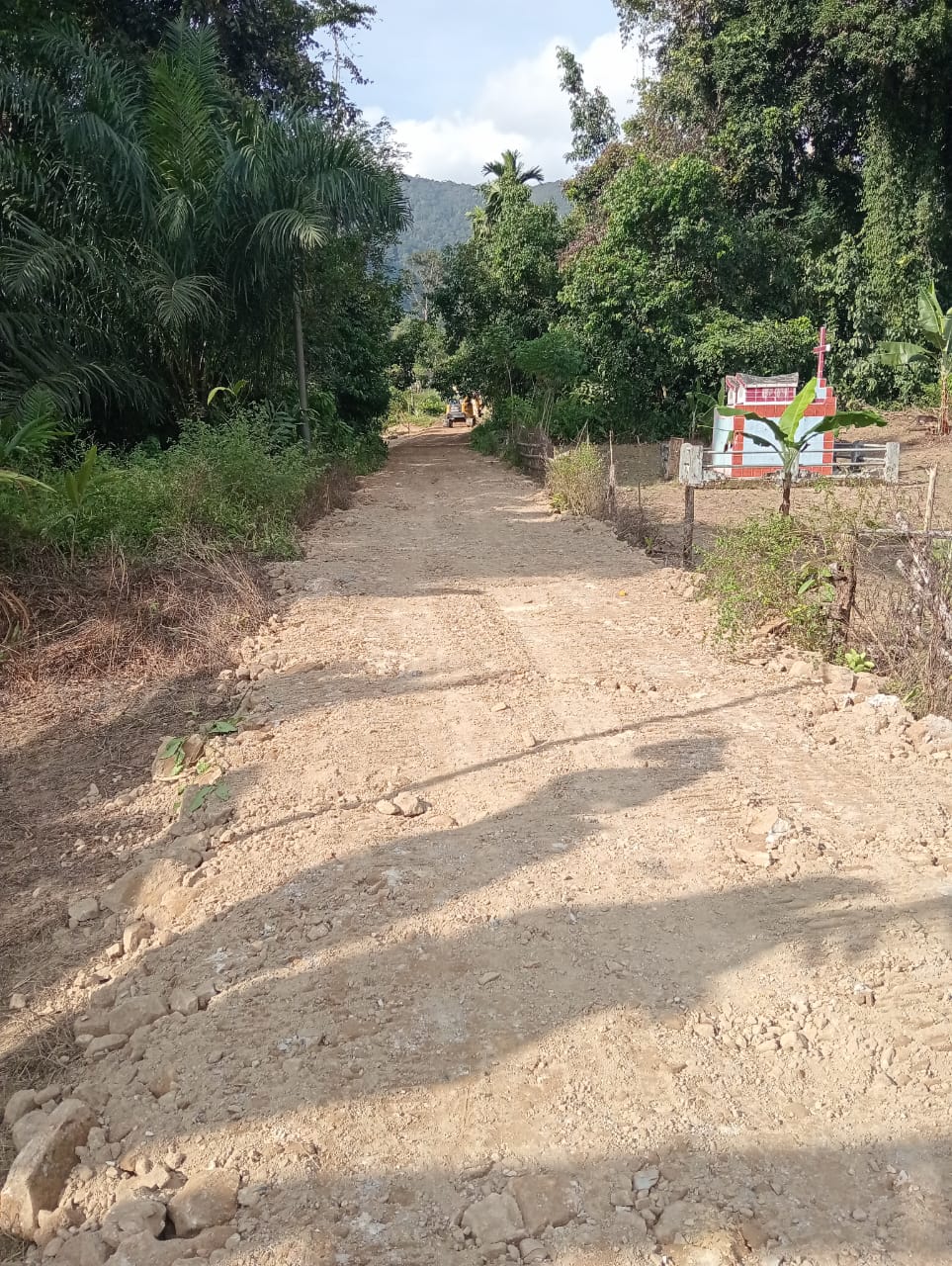 PIHAK Pengembang pembukaan lahan Sikirang merealisasikan pembangunan jalan di Dusun Onggol, Desa Sihas Toruan, Kecamatan Tarabintang, Sumatera Utara. Waspada/Ist