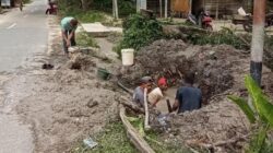 Tim teknisi Prumda Air Minum Tirta Keumuneng saat melakukan perbaikan pipa bocor di Gampong Pondok Keumuneng dan saat ini sedang dalam tahap normalisasi, Selasa (18/3). Waspada/dede