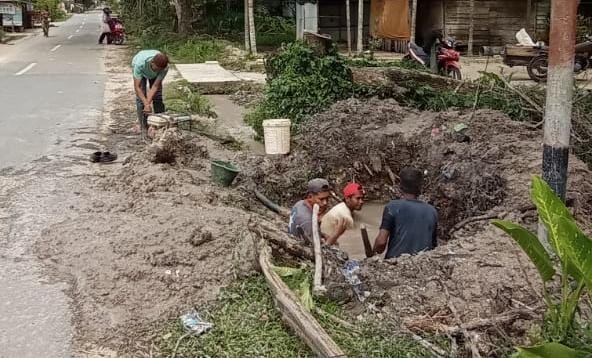 Tim teknisi Prumda Air Minum Tirta Keumuneng saat melakukan perbaikan pipa bocor di Gampong Pondok Keumuneng dan saat ini sedang dalam tahap normalisasi, Selasa (18/3). Waspada/dede