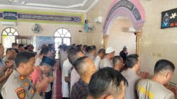 Polri dan masyarakat sholat ghaib untuk 3 polisi yang gugur dalam menjalankan tugas. (Waspada/Ist)