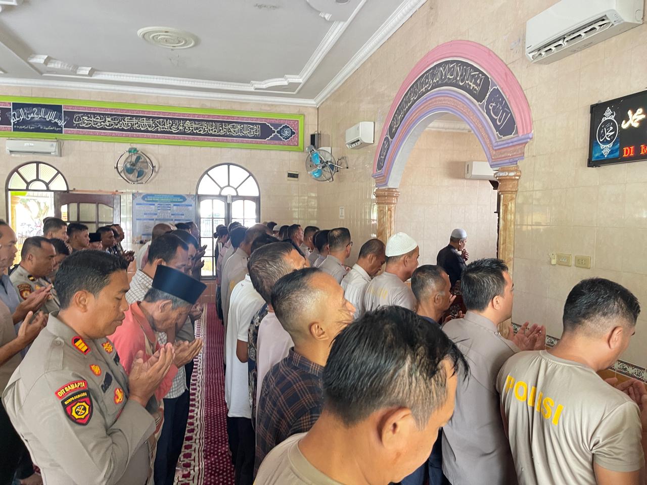 Polri dan masyarakat sholat ghaib untuk 3 polisi yang gugur dalam menjalankan tugas. (Waspada/Ist)