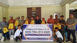 General Manager BSP Sumut 1 Ahmad Nelson Samosir, HR dan Comdev Dept Head PT BSP Sumut I Yudha Andriko, Manager Kemitraan Al-Haris Nasution foto bersama saat pemberian tali asih Sembako kepada masyarakat di wilayah perkebunan PT BSP Tbk Kisaran. Waspada/Sapriadi