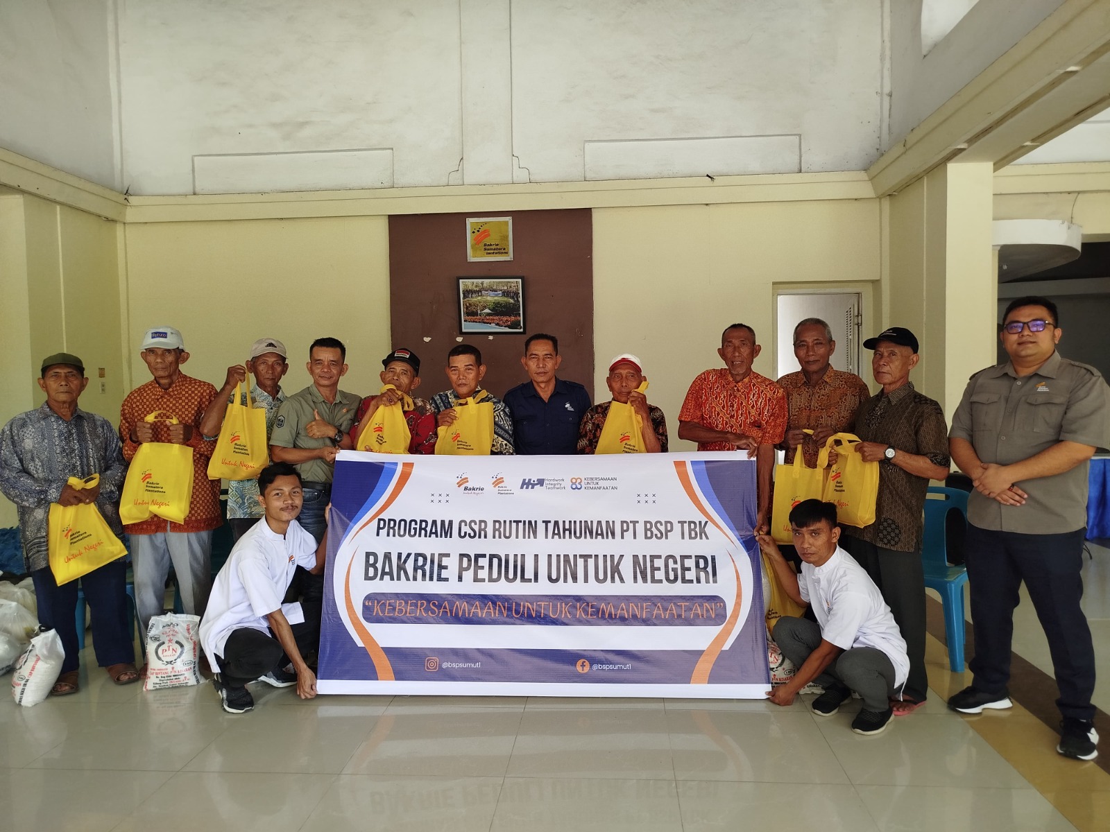 General Manager BSP Sumut 1 Ahmad Nelson Samosir, HR dan Comdev Dept Head PT BSP Sumut I Yudha Andriko, Manager Kemitraan Al-Haris Nasution foto bersama saat pemberian tali asih Sembako kepada masyarakat di wilayah perkebunan PT BSP Tbk Kisaran. Waspada/Sapriadi