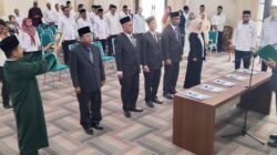 Kakanwil Kemenag Aceh Drs.Azhari, MSi melantik dan mengambil sumpah lima pejabat eselon III di Aula Kanwil setempat, Selasa (18/03/25).(Waspada/T.Mansursyah)