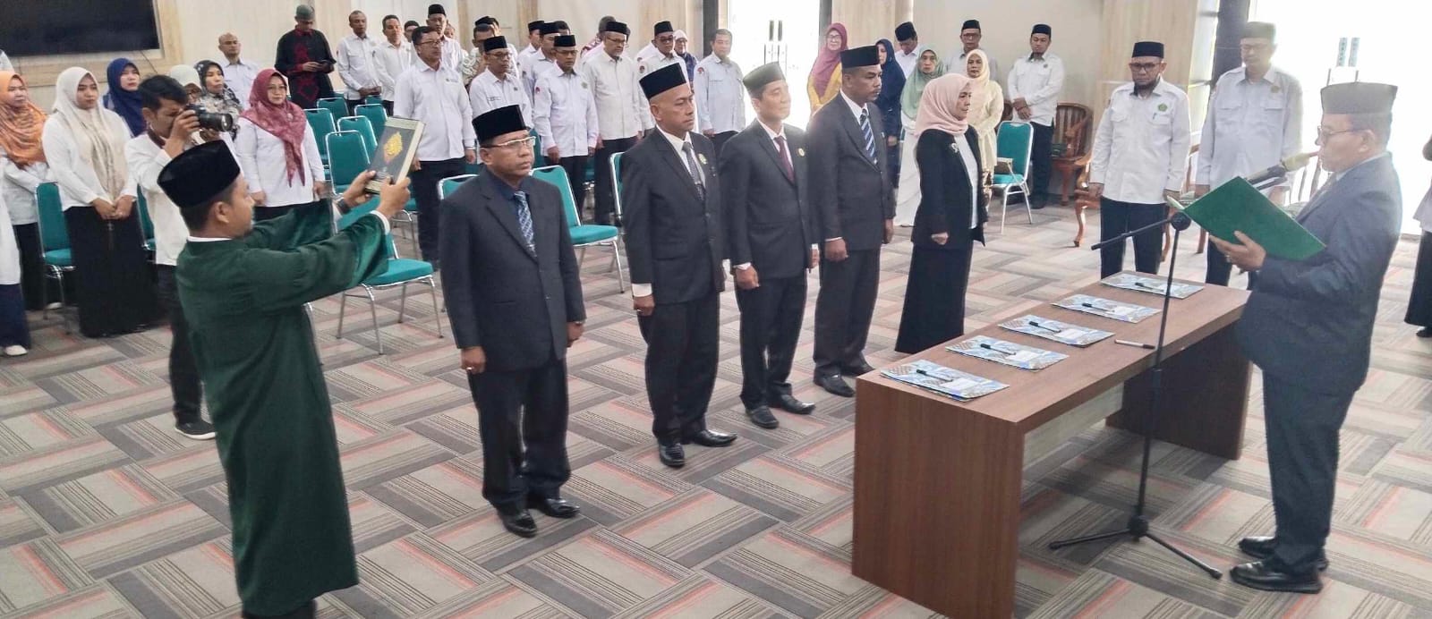 Kakanwil Kemenag Aceh Drs.Azhari, MSi melantik dan mengambil sumpah lima pejabat eselon III di Aula Kanwil setempat, Selasa (18/03/25).(Waspada/T.Mansursyah)