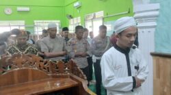 Terlihat personel Polres Binjai sedang melaksanakan sholat Ghaib di Masjid Al Ikhlas Polres Binjai.(Waspada/ Ist)