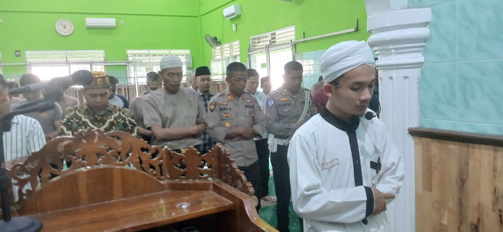 Terlihat personel Polres Binjai sedang melaksanakan sholat Ghaib di Masjid Al Ikhlas Polres Binjai.(Waspada/ Ist)