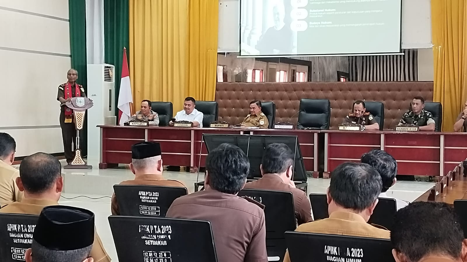 Plt Kepala Kejaksaan Tinggi (Kajati) Aceh, Dr Muhibuddin, SH, MH saat menyampaikan materi pada kegiatan Sosialisasi Peningkatan Pemahaman Tentang Risiko dan Dampak Korupsi Bagi Seluruh Kepala Satuan Kerja Perangkat Kabupaten Aceh Tenggara. Waspada/Seh Muhammad Amin