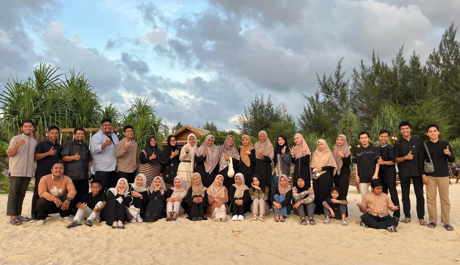 Foto 2: Tim RUMAN Aceh mengabadikan kebersamaan di pantai yang indah sebelum berbuka puasa bersama di Pulau Kapuk, Desa Mon Ikeun, Lhoknga, Aceh Besar, Senin (17/03/25) malam.(Waspada/Ist)