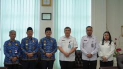 Wali Kota Tebingtinggi, H Iman Irdian Saragih didampingi Wakil Wali Kota, H Chairil Mukmin Tambunan saat foto bersama dengan Kakanwil Ditjen Imigrasi Sumut, Teodorus Simarmata. Waspada/Ist