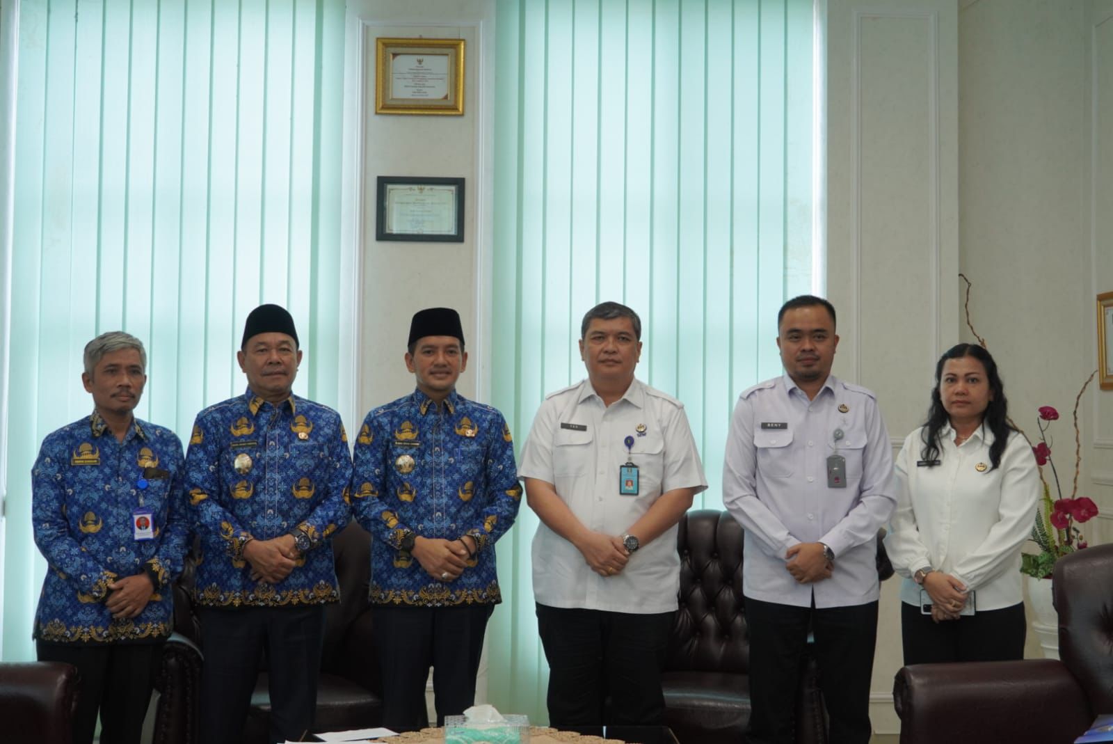 Wali Kota Tebingtinggi, H Iman Irdian Saragih didampingi Wakil Wali Kota, H Chairil Mukmin Tambunan saat foto bersama dengan Kakanwil Ditjen Imigrasi Sumut, Teodorus Simarmata. Waspada/Ist