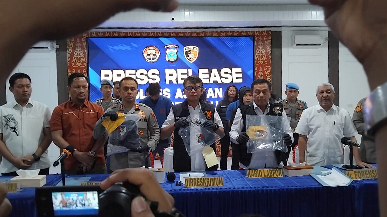 Dirkrimum Polda Sumut Kombes Pol Sumaryono, didampingi Kapolres Asahan AKBP Afdhal Junaidi, Kabid Labfor, dan dokter Forensik RS Bhayangkara Medan, memperlihatkan barang bukti, sebuah senpi yang sempat digunakan salah satu tersangka untuk membubarkan kerumunan para remaja. Waspada/Sapriadi