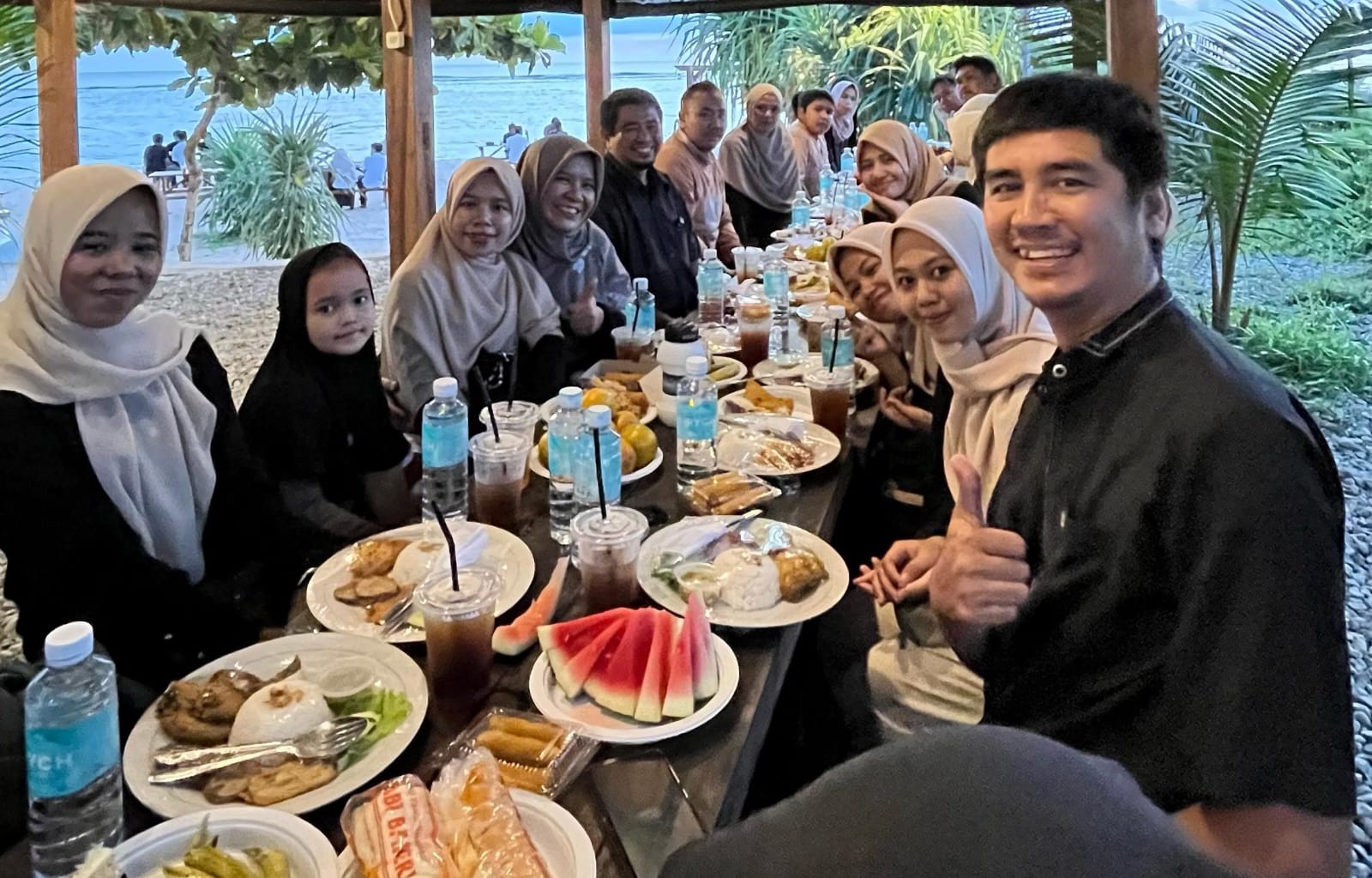 Foto 1: Tim RUMAN Aceh menikmati menu buka puasa yang telah dipesan pada salah satu pengelola kafe di Pulau Kapuk, Desa Mon Ikeun, Lhoknga, Aceh Besar, Senin (17/3) malam.(Waspada/Ist)