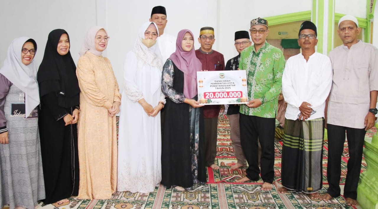 Wakil Wali Kota Herlina (kiri) mewakili Wali Kota Wesly Silalahi menyerahkan bantuan dana hibah Pemko Pematangsiantar Rp 20 juta kepada pengurus BKM Masjid Syamsul Ma’arif saat Safari Ramadhan Pemko di Masjid Syamsul Ma’arif, Jl. Sriwijaya, Kel. Baru, Kec. Siantar Utara, Senin (17/3) sore.(Waspada-Ist).