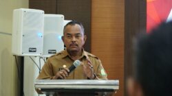 Asisten II Sekdakab Aceh Besar H.M Ali S.Sos M.Si membuka Gebyar Ramadhan Keuangan Syariah di Aula Kantor Bupati Aceh Besar, Kota Jantho, Selasa (18/3). (Waspada/Ist)