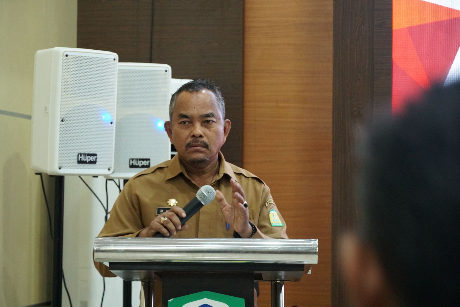 Asisten II Sekdakab Aceh Besar H.M Ali S.Sos M.Si membuka Gebyar Ramadhan Keuangan Syariah di Aula Kantor Bupati Aceh Besar, Kota Jantho, Selasa (18/3). (Waspada/Ist)