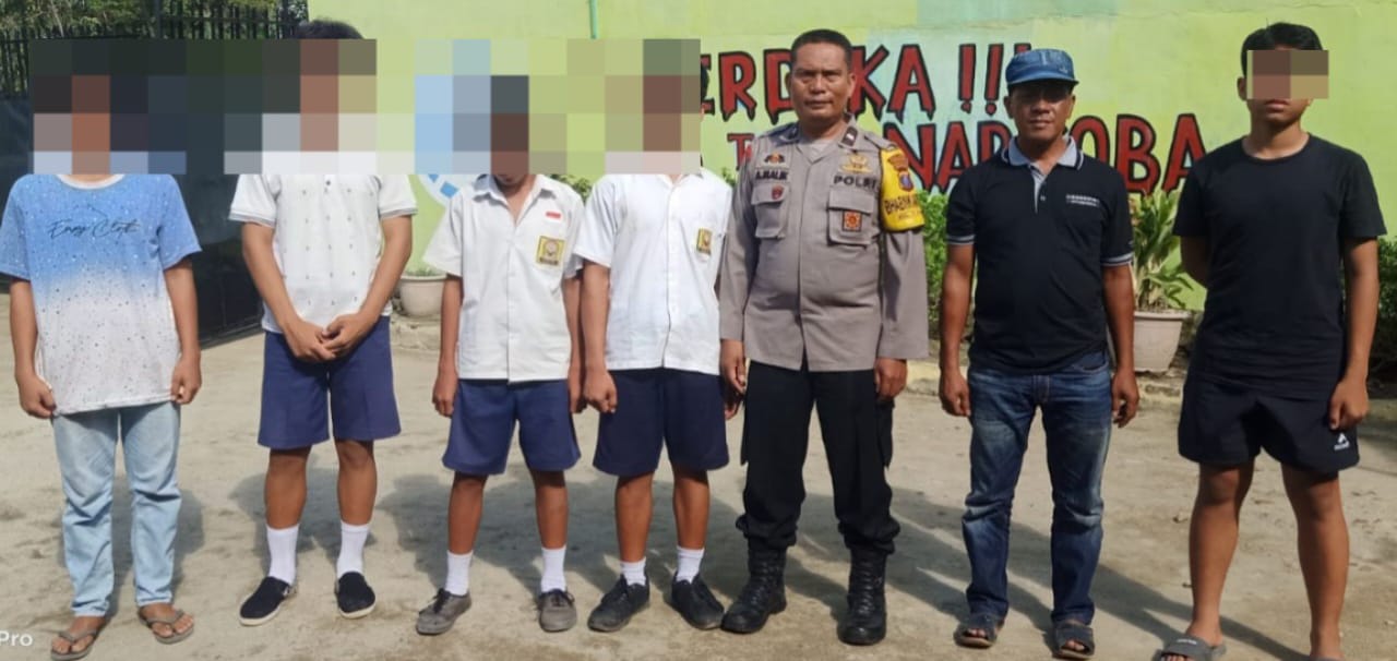 Polres Pematangsiantar melalui Polsek Siantar Martoba menugaskan Bhabinkamtibmas Kel. Tanjung Pinggir Polsek Siantar Martoba Aipda Abdul Malik menyelesaikan perkara perkelahian pelajar dengan mediasi di Jl. Rindung, Kel. Tanjung Pinggir, Kec. Siantar Martoba, Senin (17/3) pukul 16:00.(Waspada-Ist).