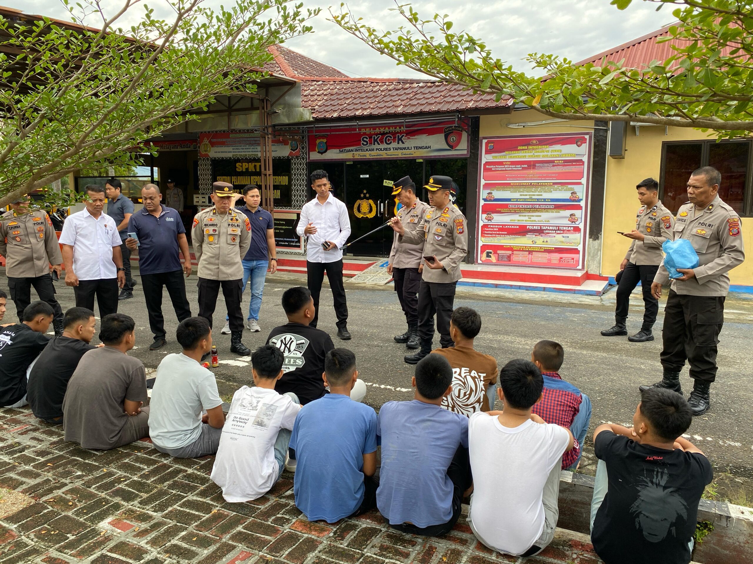 Kapolres Tapteng, AKBP Wahyu Endrajaya, SIK, MSi memberikan nasehat kepada puluhan remaja yang berhasil diamankan Polsek Pandan saat tawuran di Jalan Sutan Singengu, Paruhuman Kelurahan Sibuluan Baru, Kecamatan Pandan Kabupaten Tapteng dan Jalan Padangsidempuan, tepatnya di depan Trans Countainer, Senin (17/3) sekira pukul 22.40 Wib. Waspada/ist