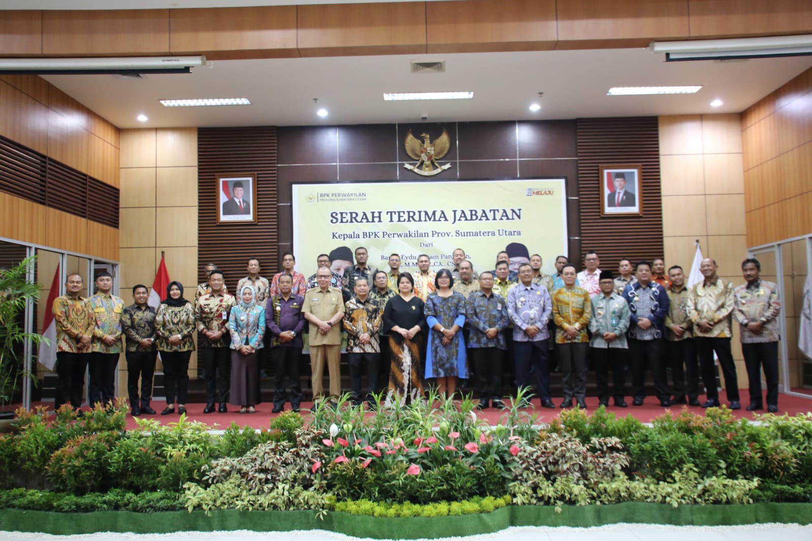 Wali Kota Binjai Drs H Amir Hamzah memakai baju batik lengan panjang berdiri sebelah kiri foto bersama dengan Kepala BPK yang baru dan mantan Kepala BPK berserta undangan lainnya.(Waspada/Ist).