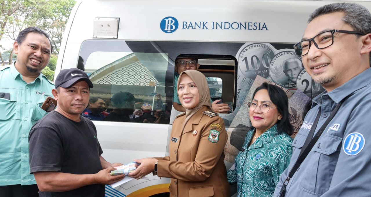 Wakil Wali Kota Pematangsiantar Herlina mengunjungi stand penukaran uang rupiah dan lainnya di lapangan Adam Malik, Selasa (18/3).(Waspada-Ist).