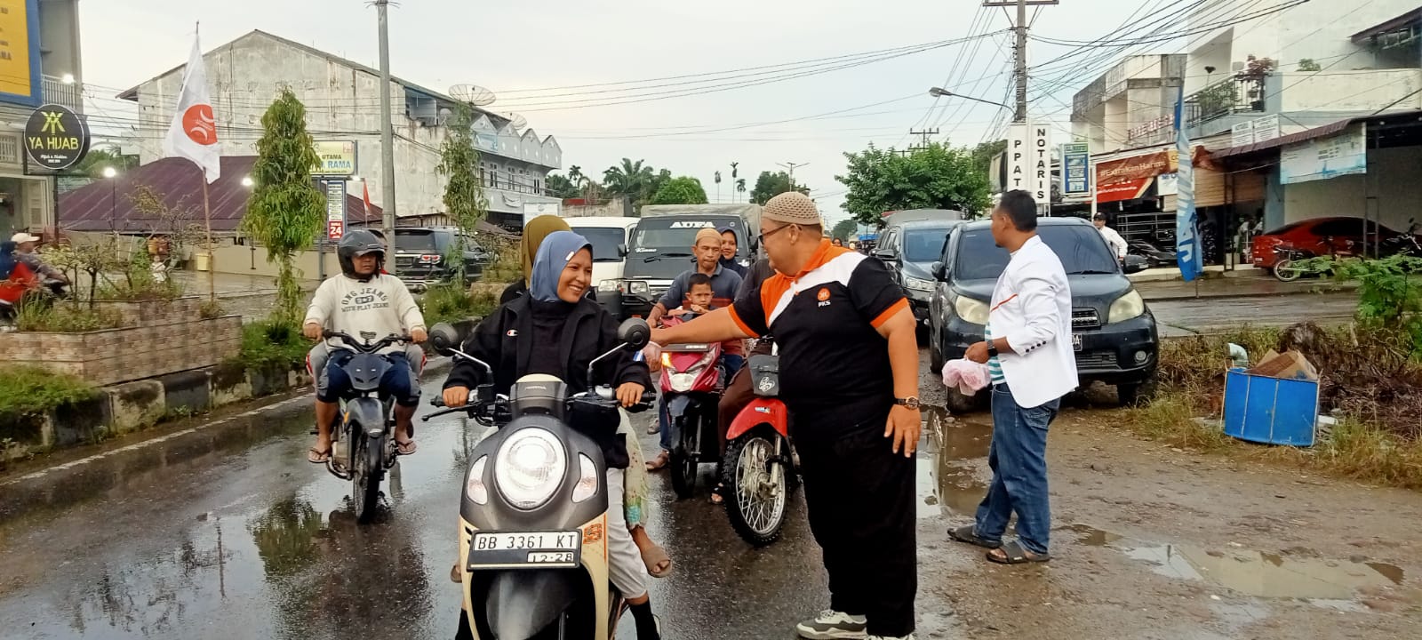 DPD Partai Keadilan Sejahtera (PKS) Kabupaten Padanglawas (Palas) bagi-bagi 1.500 paket takjil buka puasa. (Waspada/ Idaham Butar Butar)