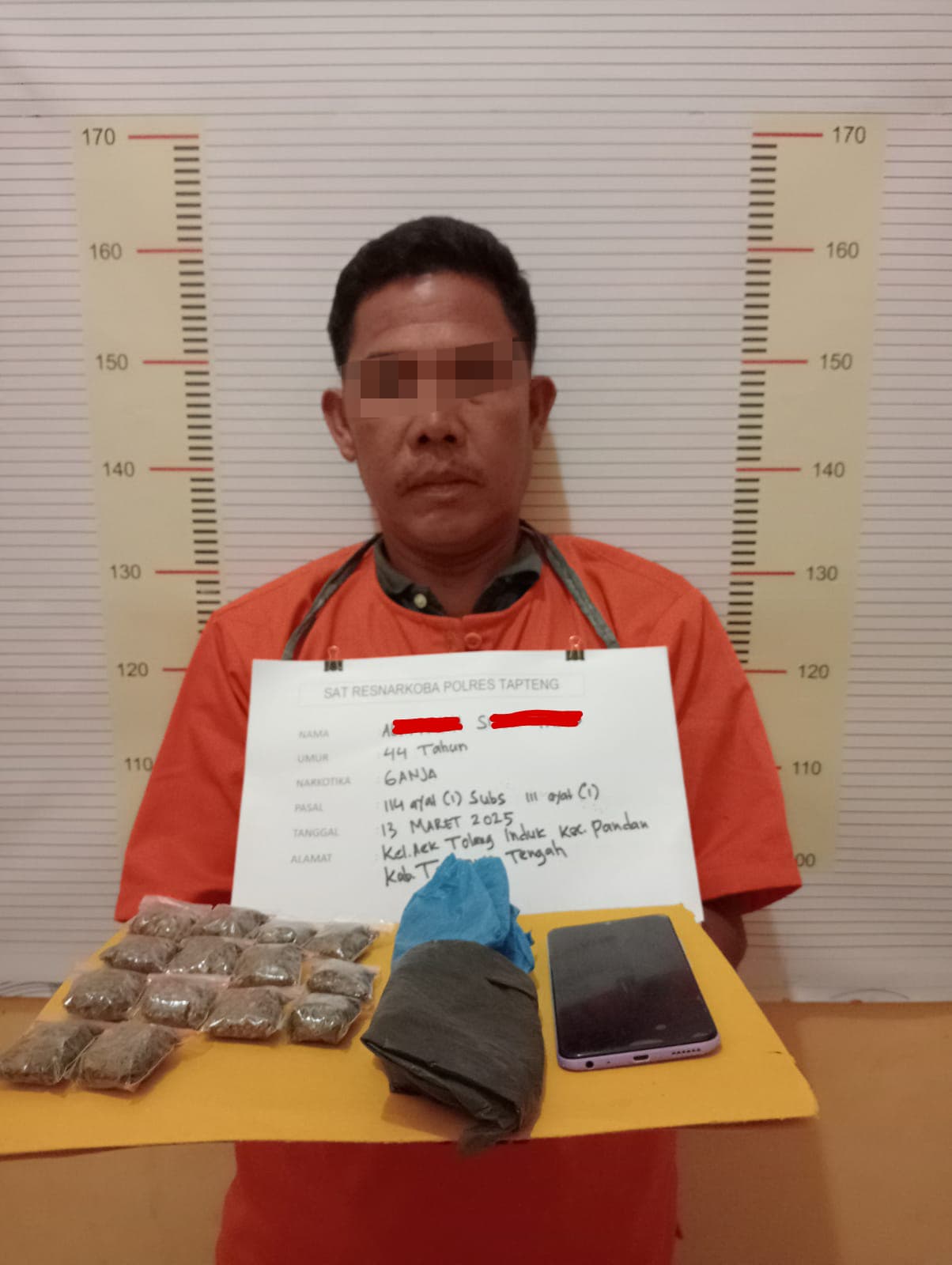 AS, 44, nelayan, warga Kecamatan Pandan diamankan di Polres Tapteng karena kasus narkoba jenis Ganja, Selasa (18/3). Waspada/ist