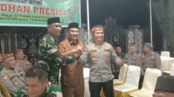 Bupati HM Salim Fakhry, Kapolres AKBP Doni Sumarsono, Dandim 0108/Agara, Letkol Czi Arya Murdyantoro foto bersama usai buka puasa bersama di rumah pribadi Bupati Agara, Selasa (18/3) .(Waspada/Ali Amran).